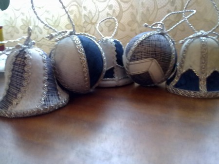 sada strieborno-modrých ozdob.jpg